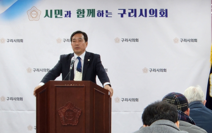 권봉수 구리시의회 의장이 14일 의회 멀티룸에서 12월 1차 구리시의회 의정 브리핑을 하고 있다.(사진=구리시의회 제공)