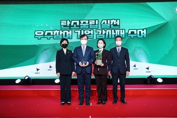 서울시 동작구에 위치한 서울여성플라자에서 진행된 ‘2022년 탄소중립 생활실천 국민대회’에서 탄소중립 실천 우수기업 환경부 감사패 수상 후 신한은행 조정훈 ESG 본부장(왼쪽에서 두번째)과 환경부 한화진 장관( 왼쪽에서 첫번째)이 관계자들과 기념 촬영하는 모습. (사진=신한은행 제공)