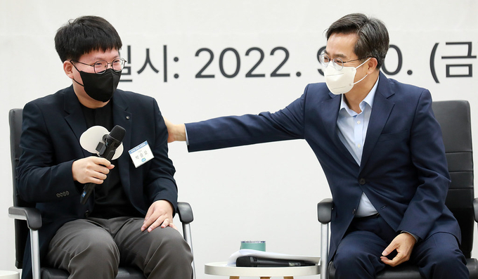 지난 9월 김동연 경기도지사가 경기도장애인복지종합지원센터에서 열린 경기도 장애인 누림통장 “꿈꾸는 내일 토크”에서 장애인 누림통장 가입자 및 가족, 장애인 예술가 등 참석자들과 이야기를 나누고 있다. (사진=경기도 제공)