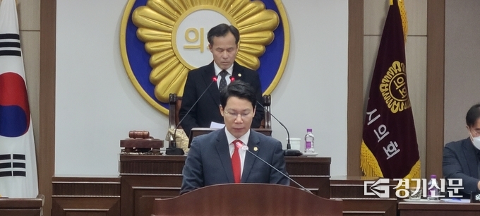 '세종-포천고속도로(포천-구리 민자구간) 통행료 인하 촉구 건의안'의 취지를 임종훈 의원이 설명하고 있다. (사진=문석완 기자)