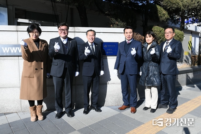 백영현 포천시장, 서과석 포천시의회 의장과 연제창 부의장, 이태승 복지환경국장이 ‘가족친화인증기관’ 현판식을 하고 기념촬영하고 있다. (사진=포천시 제공)