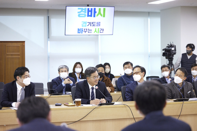 15일 오후 경기도청 4층 다목적회의실에서 열린 기회경기 혁신포럼 ‘경바시(경기도를 바꾸는 시간)’에서 김동연 경기도지사가 인사말을 하고 있다. (사진=경기도 제공)