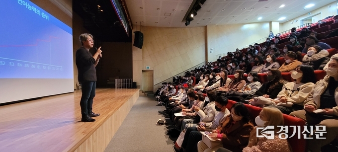 남양주시 15일 별빛도서관에서 '공부머리 독서법' 저자 최승필작가와 독서지도에 대한 강연과 대화의 시간을 가졌다. (사진=남양주시 제공)
