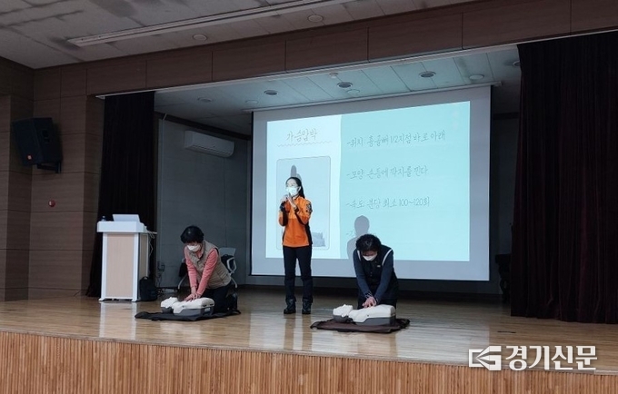 남양주시 진건퇴계원행정복지센터는 지난 14일~15일 공무원과 주민자치위원, 이장, 행복마을관리소 직원 등 90명을 대상으로 심폐 소생술과 응급 처치 교육을 실시했다. 이번 교육은 이론과 실습을 병행해 교육 참석자들의 집중도를 높였다. (사진=남양주시 제공)