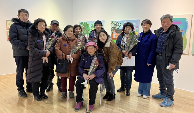 공간 섬알 작가들이 16일 오전 부평아트센터에서 열린 기획전에서 사진 촬영을 하고 있다. ( 사진 = 김샛별 기자 )