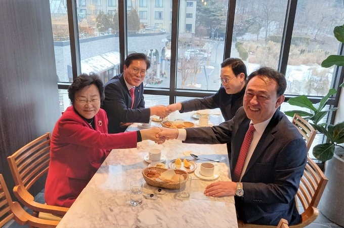 이충우 여주시장과 김경희 이천시장은 지난 15일 이천시립화장장 설립과 관련한 양측의 의견을 조율하기 위한 조찬 회동을 가졌다. 이날 회동에는 송석준 의원(이천)과 김선교 의원(여주·양평)이 함께했다.(사진=여주시 제공)