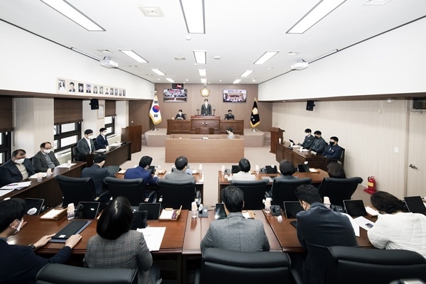 김포시의회가 지난 16일 제221회 정례회 3차 본회의를 열고 올해 마지막 회기를 마무리 하고 있다..(사진=김포시의회 제공)