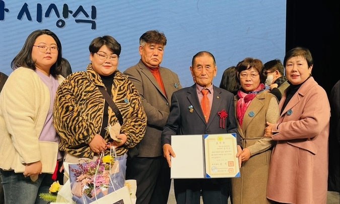  김기송 전 김포문화원장(오른쪽3번째)이 2022 문화유산보호 유공자 ‘국무총리상’을 수상한 후 가족과 함께 기념촬영을 하고 있다.(사진=김포문화원 제공)