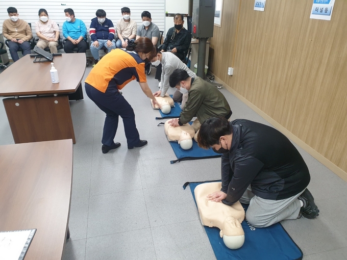 시흥소방서는 최근 심폐소생술의 중요성이 강조되고 관심이 증대됨에 따라 오는 22일부터 내년 2월 28일까지 누구나 참여할 수 있는 상설 심폐소생술 교육장을 운영한다.(사진=시흥소방서 제공)
