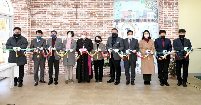 김경일 파주시장(우측 5번째)와 관계자들이 개원식에 참석한 후 축하 테이프를 자르고 있다.(사진=파주시 제공)