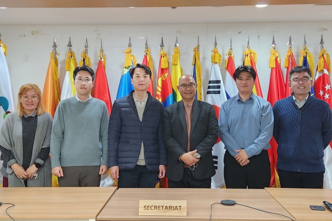 우리금융그룹(회장 손태승)은 서울시 영등포구 산림비전센터에서 지속가능한 산림 관리를 위해 아시아산림협력기구와 ‘레드플러스(이하 REDD+)’ 본사업 추진방안에 대해 구체적 논의를 진행했다. 아시아산림협력기구과 우리금융지주 ESG경영부 직원들이 기념촬영을 하고 있다. (사진=우리금융그룹 제공)