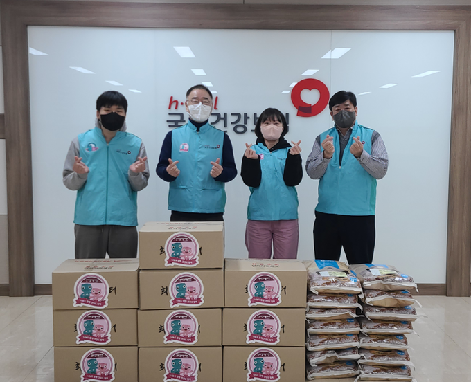 국민건강보험공단 안양지사가 관내 사회복지시설에 쌀 300kg을 전달했다. (왼쪽 두번째) 조해곤 안양지사장. (사진=국민건강보험공단 제공)
