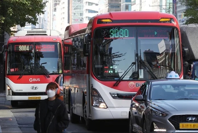 서울 강남대로에서 운행 중인 광역버스. (사진=연합뉴스)