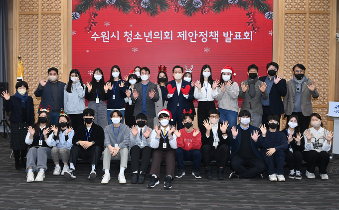 17일 수원시청에서 이재준 수원시장(뒷줄 오른쪽 6번째)과 수원시 청소년의회 의원들이 함께하고 있다. (사진=수원시 제공)