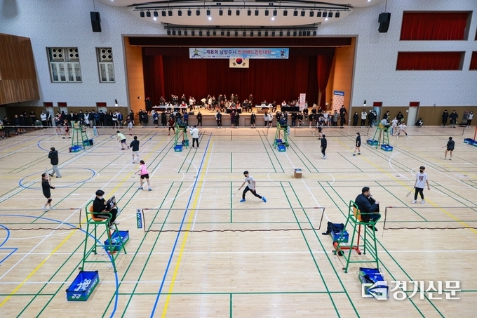 ‘2022 제8회 남양주시장기 전국 배드민턴대회’가 17일~18일까지 화도체육문화센터에서 3년 만에 개최됐다. 이번 대회에는 전국 688개 팀이 참여해 성황을 이뤘다. (사진=남양주시 제공)