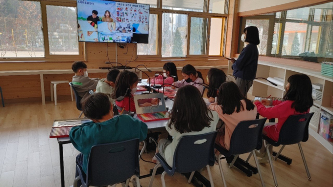  학생들이 판교대장초등학교 학교돌봄터에서 스마트 배움터 프로그램을 수강하고 있다. (사진=판교대장초등학교 제공)