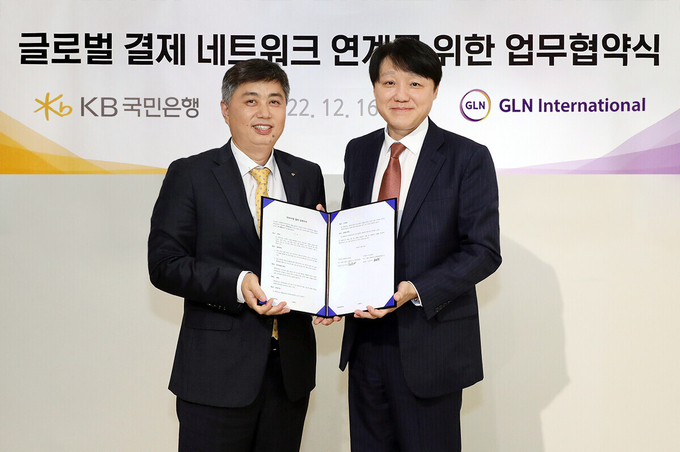 지난 16일 서울시 서초구에 위치한 GLN인터내셔널 사옥에서 열린 '글로벌 결제 네트워크 연계'를 위한 업무협약식에서 (왼쪽)박형주 KB국민은행 디지털신사업본부장과 한준성 GLN인터내셔널 대표가 기념촬영을 하고 있다. (사진=KB국민은행 제공)