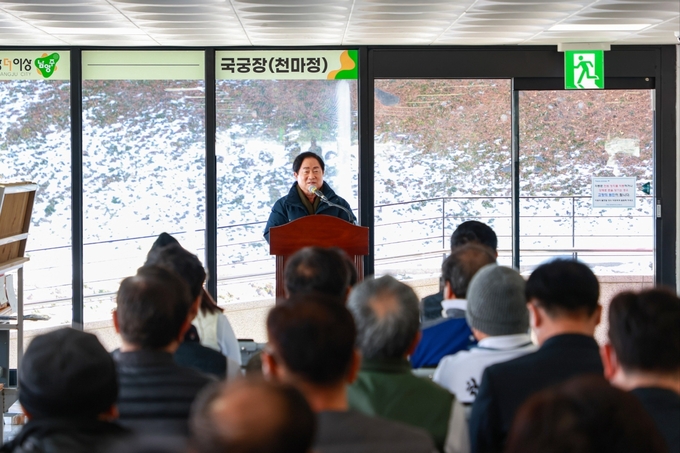 주광덕 시장이 ‘남양주시 천마정궁도회 송년 습사(활쏘기) 대회’에서 축사를 하고 있다.(사진=남양주시 제공)