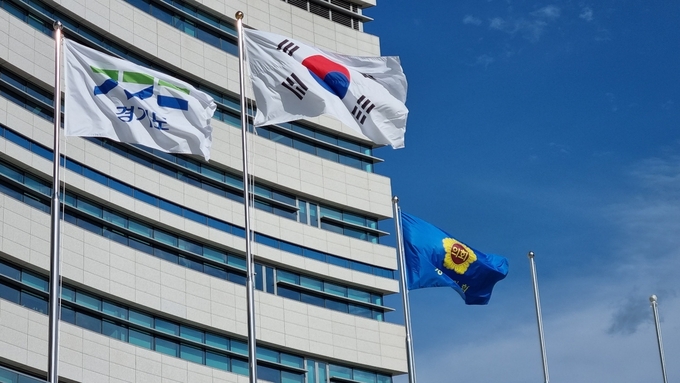 경기도와 경기도의회의 통합 국기 계양대. (사진=허수빈 기자)