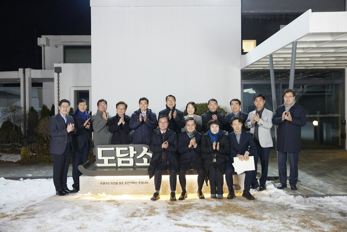 지난 18일 수원시 팔달구 도담소에서 열린 경기도 국회의원 초청 간담회에서 김동연 경기도지사와 국회의원들이 기념촬영을 하고 있다.(윗줄 왼쪽부터 오병권 행정1부지사, 이학영 국회의원, 김승원 국회의원, 권칠승 국회의원, 김민기 국회의원, 윤영찬 국회의원, 이소영 국회의원, 김용민 국회의원, 양기대 국회의원, 김병욱 국회의원, 염태영 경제부지사. 아랫줄 왼쪽부터 최춘식 국회의원, 김동연 경기도지사, 정춘숙 국회의원, 이탄희 국회의원) (사진=경기도 제공)