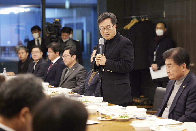 지난 11일 수원시 팔달구 도담소에서 열린 경기도 국회의원 초청 간담회에서 김동연 경기도지사가 참석 국회의원들에게 인사를 하고 있다. (사진=경기도 제공)