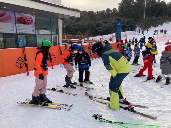 지난 17일 이천시 지산포레스트리조트에서 열린 설래(雪來)는 스키교실에 참가한 경기도내 배려계층 학생들이 스키강습을 받고 있다. (사진=경기도체육회 제공)