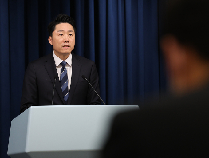  이재명 대통령실 부대변인이 19일 오후 서울 용산 대통령실 청사에서 윤석열 대통령의 국무총리 주례회동 발언 등 현안에 대해 브리핑하고 있다. (사진=연합뉴스)