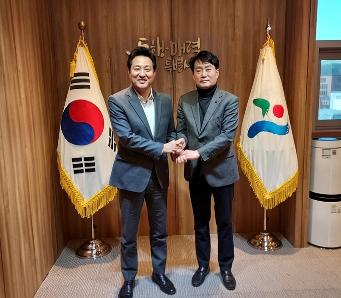 하은호 군포시장과 오세훈 서울시장이 관내에 있는 남부기술 교육원 부지와 관련 MOU를 체결했다.(사진=군포시 제공)