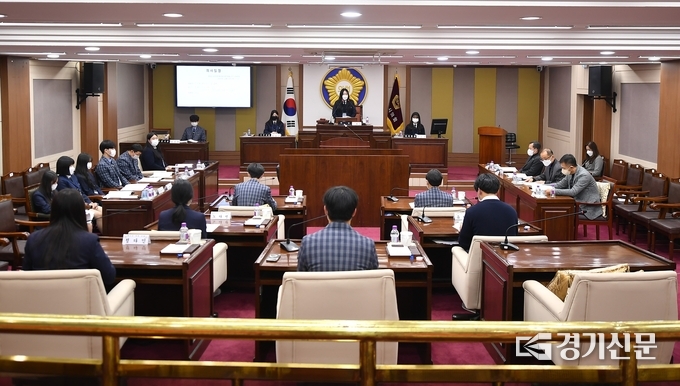 동남고 학생들이 포천시의회 본회의장에서 의정체험을 하고 있다. (사진=포천시의회 제공)