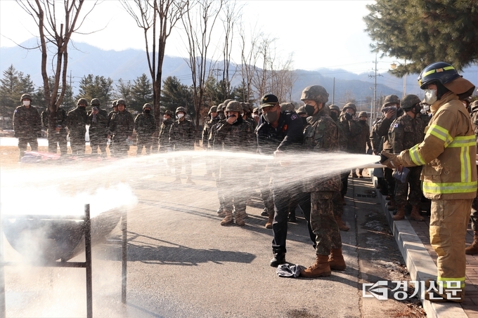 6사단 101부대 장병과 포천소방서 일동 119안전센터 대원이 주둔지 내 화재발생을 가정한 군·관 소방합동훈련에서 소방호스를 이용해 화재를 진압하고 있다. (사진= 6사단 101부대 서지우 하사 제공)