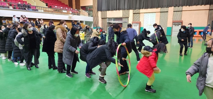 ‘북한이탈주민과 함께하는 통일한마음 체육대회’가 지난 17일 파주 시민회관 대공연장에서 열렸다.(사진=파주시 제공)<br>