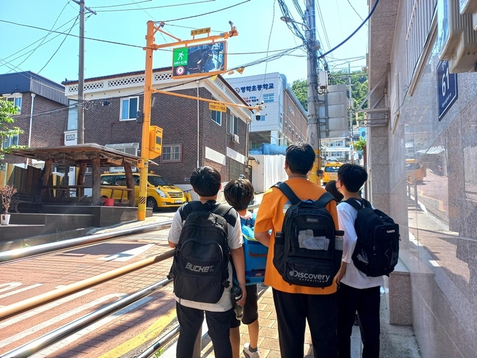 안양 명학초교 스쿨존에 설치된 '스마트 스쿨존 안전시스템' 모습.(사진=안양시 제공)