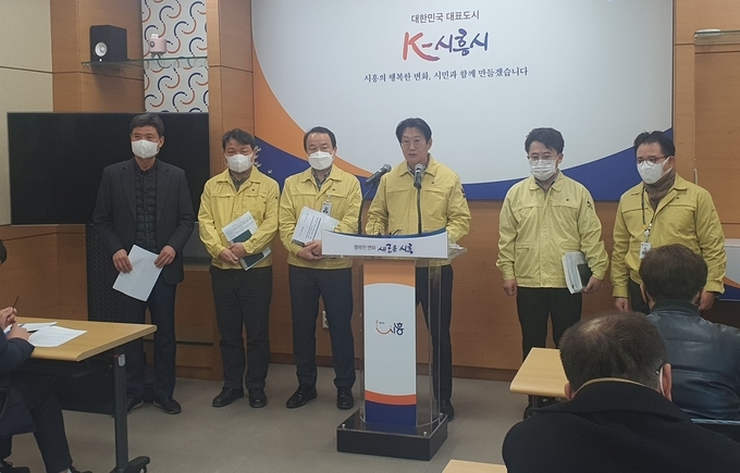 시흥시 복지국은 20일 시흥시청 브리핑룸에서 지역사회보장 발전 전략 체계를 중심으로 9대 전략과 30개 세부사업, 16개 세부과업을 반영해 추진한다고 밝혔다.(사진=김원규 기자).