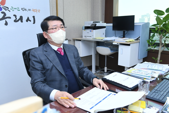구리시는 지난 19일 구리시청 시장 집무실에서 ‘구리시 고령친화도시 연구용역 최종보고회’를 개최했다.(사진=구리시 제공)