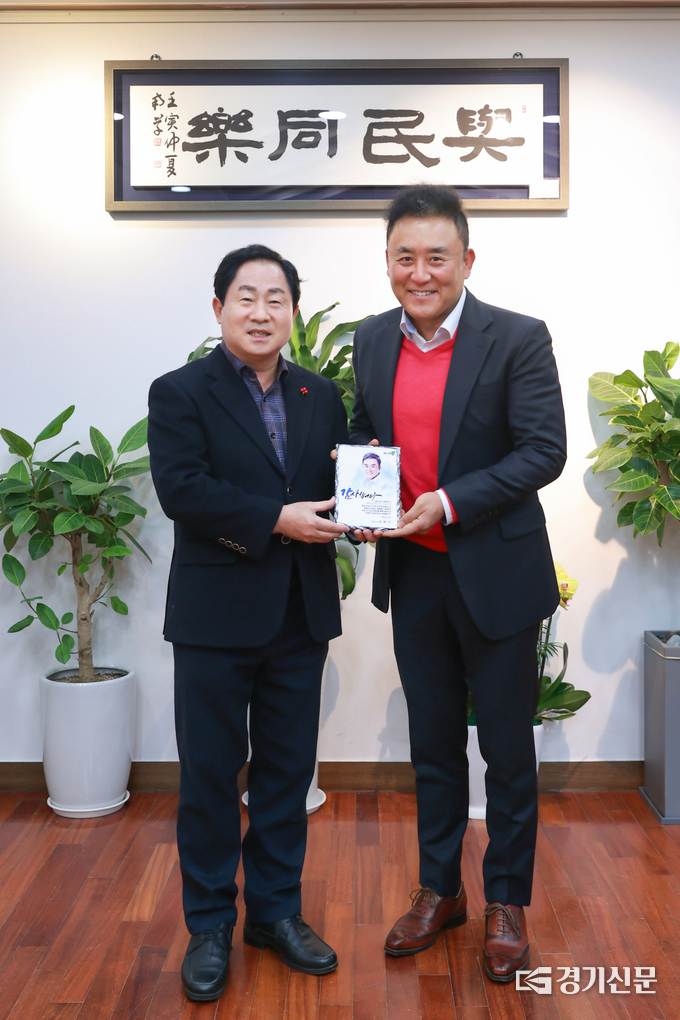 남양주시는 19일 드라마와 영화, 예능까지 다양한 분야에서 활약하고 있는 배우 최준용을 홍보대사로 위촉했다. 최준용 씨는 남양주시와 함께 제2의 전성기를 맞이할 수 있도록 노력하겠다.고 포부를 밝혔다. (사진=남양주시 제공)