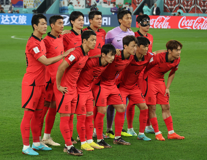 한국 축구가 2022 국제축구연맹(FIFA) 카타르 월드컵에서 최종 16위를 차지했다. 사진은 지난 6일 카타르 도하 974 스타디움에서 열린 월드컵 16강전 한국과 브라질 경기에서 단체사진을 찍는 대표팀 모습. (사진=연합뉴스)