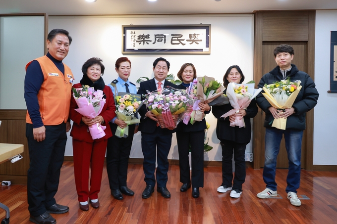 남양주시자원봉사센터(이사장 주광덕)는 20일 우수 자원 봉사자 5명에게 행정안전부장관 및 경기도지사 표창을 전수했다.(사진=남양주시 제공)