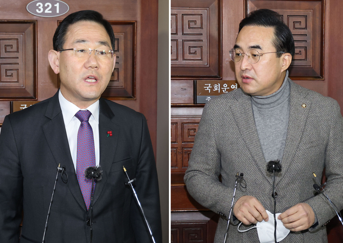 국민의힘 주호영 원내대표(왼쪽)와 더불어민주당 박홍근 원내대표가 18일 오전 서울 여의도 국회 운영위원장실에서 양당 원내대표-경제부총리 회동을 마치고 각각 기자들의 질문에 답하고 있다. (사진=연합뉴스)