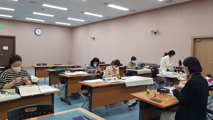 '규방공예학교' 초급반 수업 모습. (사진=경기문화재단 제공)