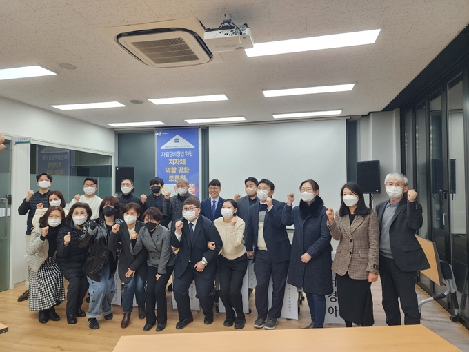 20일 수원도시재단에서 열린 ‘자립준비청년 위한 지자체 역할 강화 토론회’에서 황인국 제2부시장(뒷줄 가운데)과 토론회 참석자들이 함께하고 있다. (사진=수원시 제공)