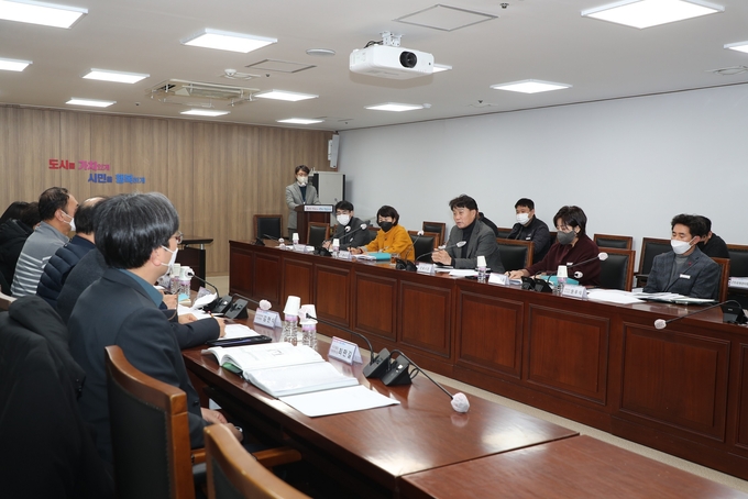 하은호 군포시장이 산본리모델링연합회와 간담회 갖고 있다.(사진 = 군포시 제공)