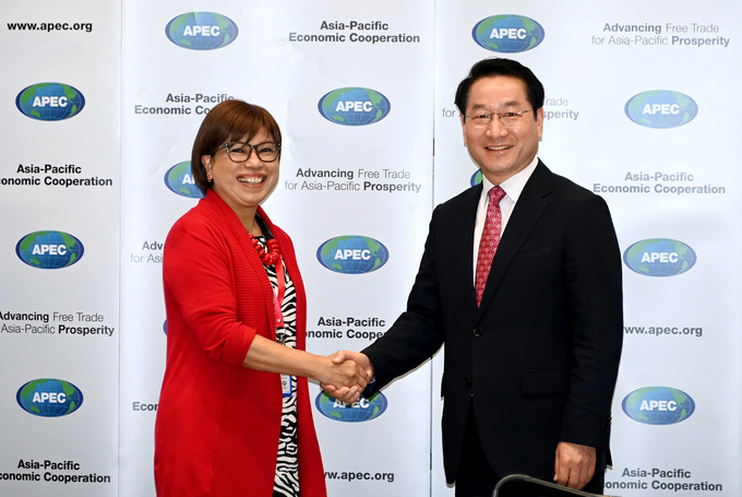 유정복 인천시장이 지난 9월 싱가포르를 방문해 레베카 APEC 사무총장과 악수를 하고 있다. ( 사진 = 인천시 제공 )