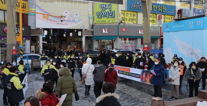 시흥소방서는 지난 20일 연말연시를 맞아 삼미시장에서 유관기관과 함께 화재 예방 캠페인, 전통시장 화재 안전 간담회, 소방차 길 터주기 훈련을 동시에 진행했다.(사진=시흥소방서 제공).