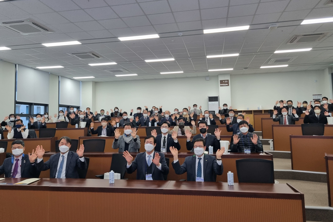  ‘2022년 신협 경영진 사회적 금융 성과공유회’에서 사회적경제기업과의 상생과 협력을 위해 화이팅을 외치는 신협 임직원들. (사진=신협중앙회 제공)