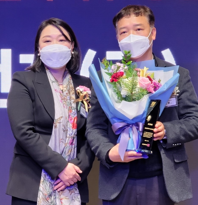 삼성전자 DS부문 안전보건팀장 허지영 상무(오른쪽)가 건강친화우수기업 포창패를 들고 기념촬영을 하고 있다.(사진= 삼성전자 제공)