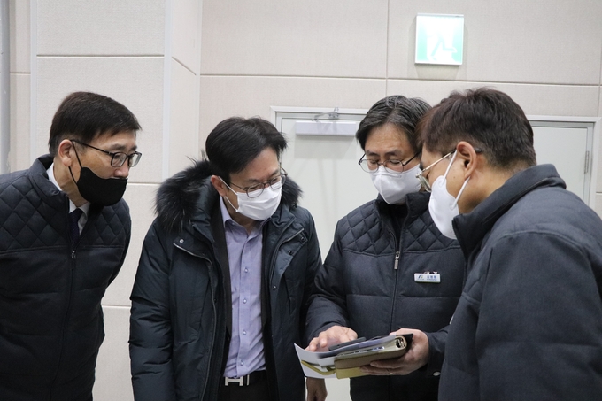 김김병수 김포시장이 21일 폭설 대비 김포골드라인 차량기지 현장점검을 벌이고 있다.(사진=김포시 제공)