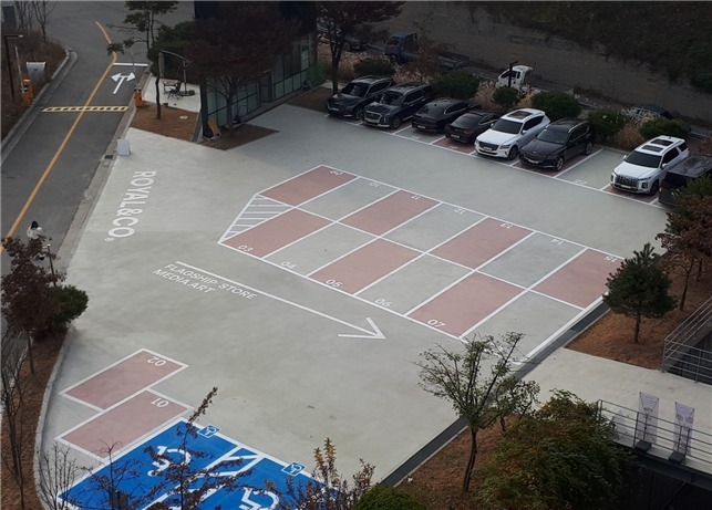 화성시가 주차시설이 부족한 지역에 개인 또는 법인 소유의 부설주차장을 이용하는 주차장 공유사업을 시행하고 있다.( 사진=화성시 제공)