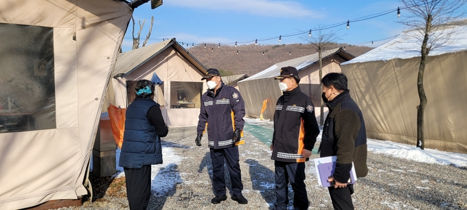 캠핑장 안전환경 조성을 위한 유관기관 합동 안전 점검이 진행되고 있다. (사진=성남소방서 제공)
