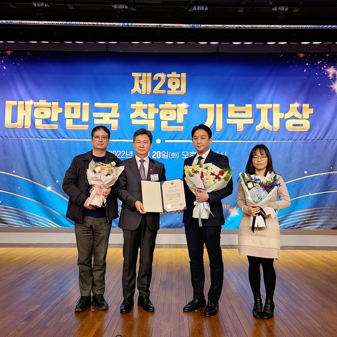 대한민국 착한 기부자상 수상 후 한창섭 행안부 차관(왼쪽에서 두번째)와 정환석 한난 사회가치혁신부장(가운데 오른쪽) 등이 기념촬영을 하고 있다. (사진=한국지역난방공사 제공)