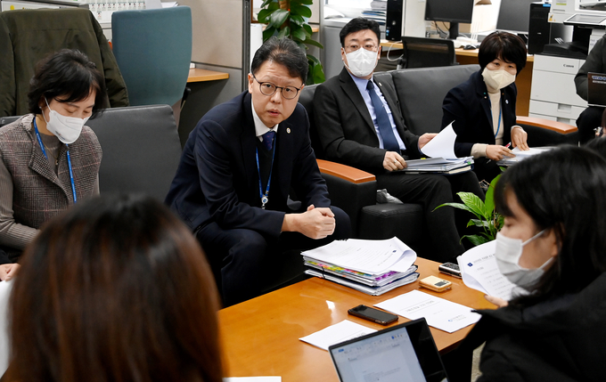 천주호 인천시 기획조정실장이 21일 시청 기자실에서 기획조정실 소관 현안과 관련해 기자간담회를 하고 있다. ( 사진 = 인천시 제공 )